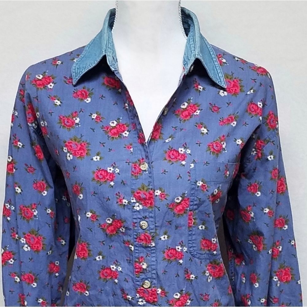 VINTAGE Chic Red Rose Chambray Button Up Blouse - Picture 4 of 13